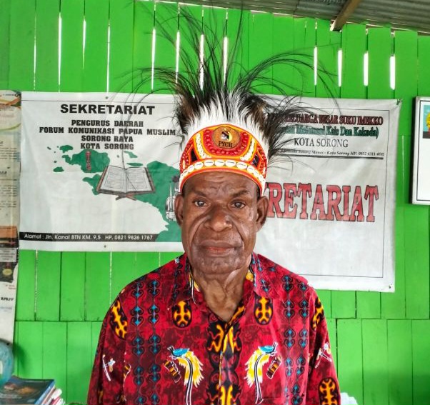 U kochada kokragiga tegishiga imkon beradi.