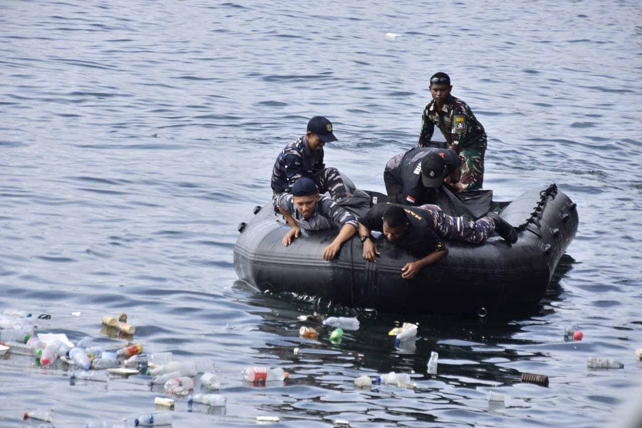 Bakti Sosial Satgas Trisila-25: TNI AL dan Masyarakat Bersatu Bersihkan ...